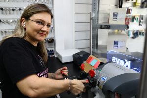 Quickly Locksmith Miami cutting keys on store location