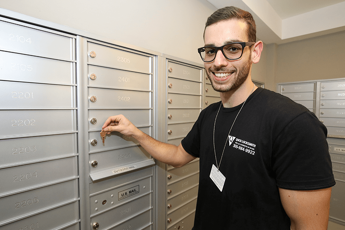 locksmith technician changes key for mail boxes in Miami FL